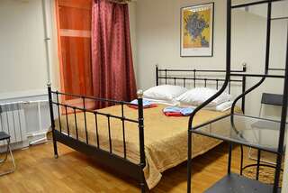Хостел Хостел Красный Коврик Санкт-Петербург Двухместный номер с одной широкой двуспальной кроватью-1